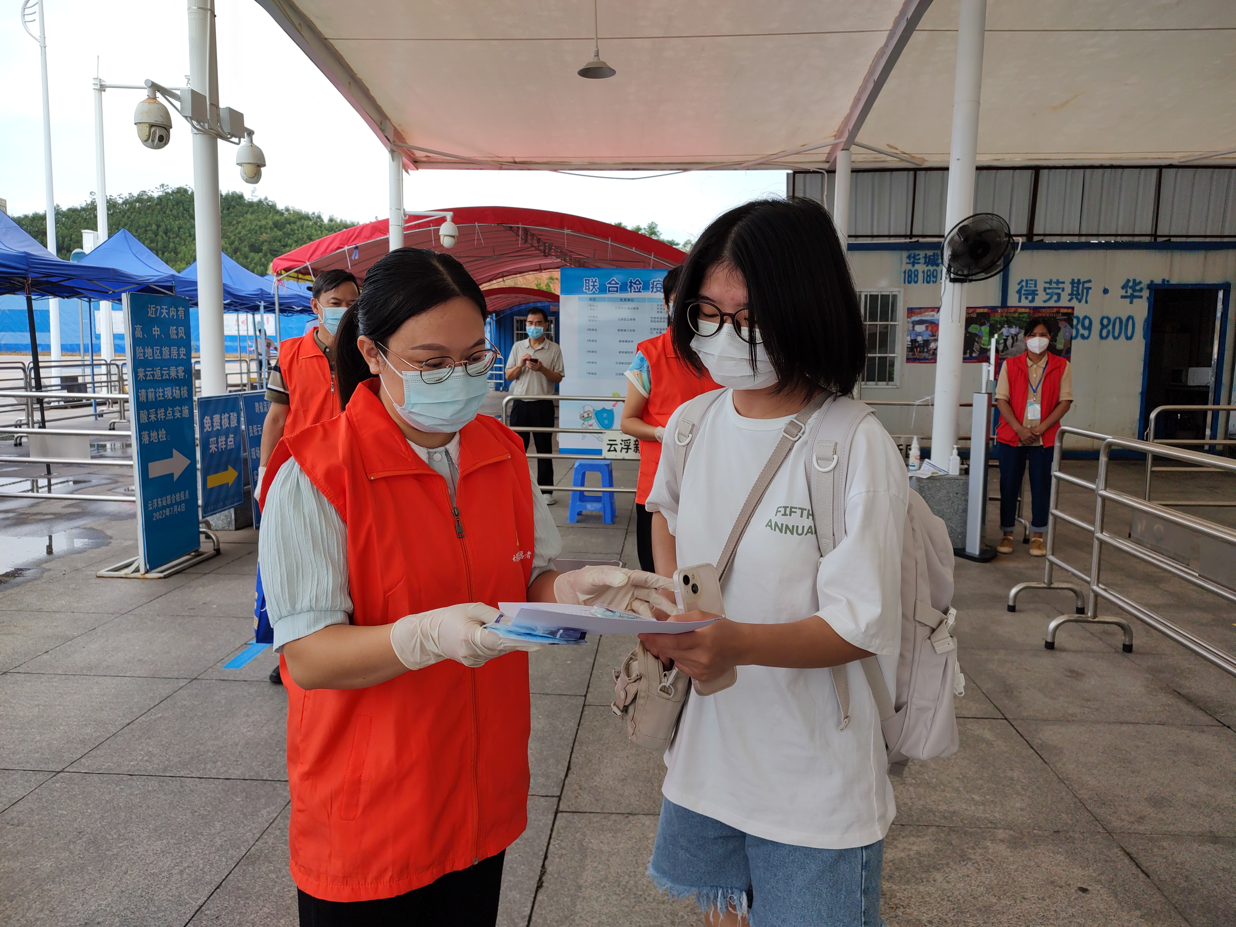 云浮市交通运输局党群服务队在云浮东高铁站开展志愿服务活动(1).jpg